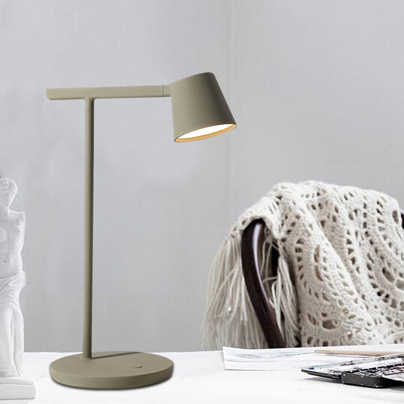 Nordic Metal Accent Table Lamp / Black / EU